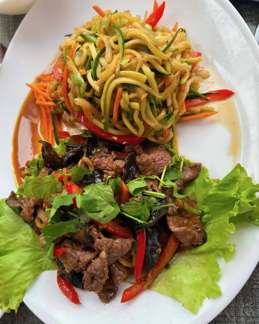 Bœuf sauté aux champignons noirs et poivrons, accompagné de nouilles aux légumes