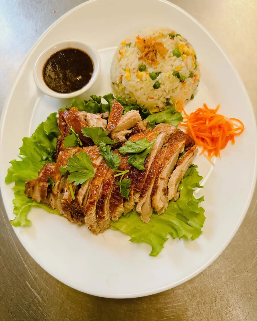 Filet de canard laqué tranché, riz cantonais et sauce maison, servi au Charmant Vietnam
